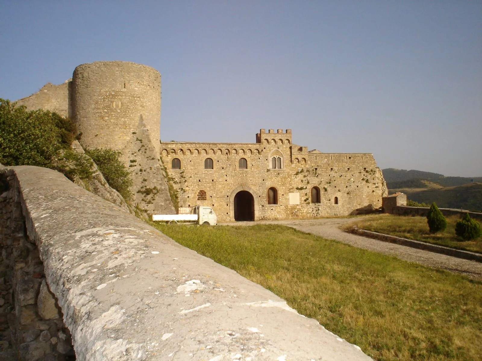 Il castello ducale di Bovino con la torre cilindrica normanna e il prato davanti alle mura