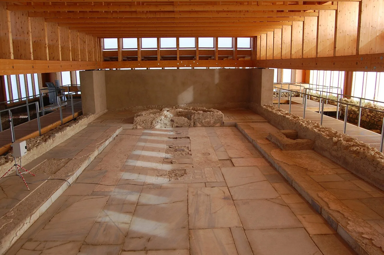 La cenatio della villa di Faragola sotto la copertura in legno, con il pavimento in lastre di marmo e le passerelle laterali