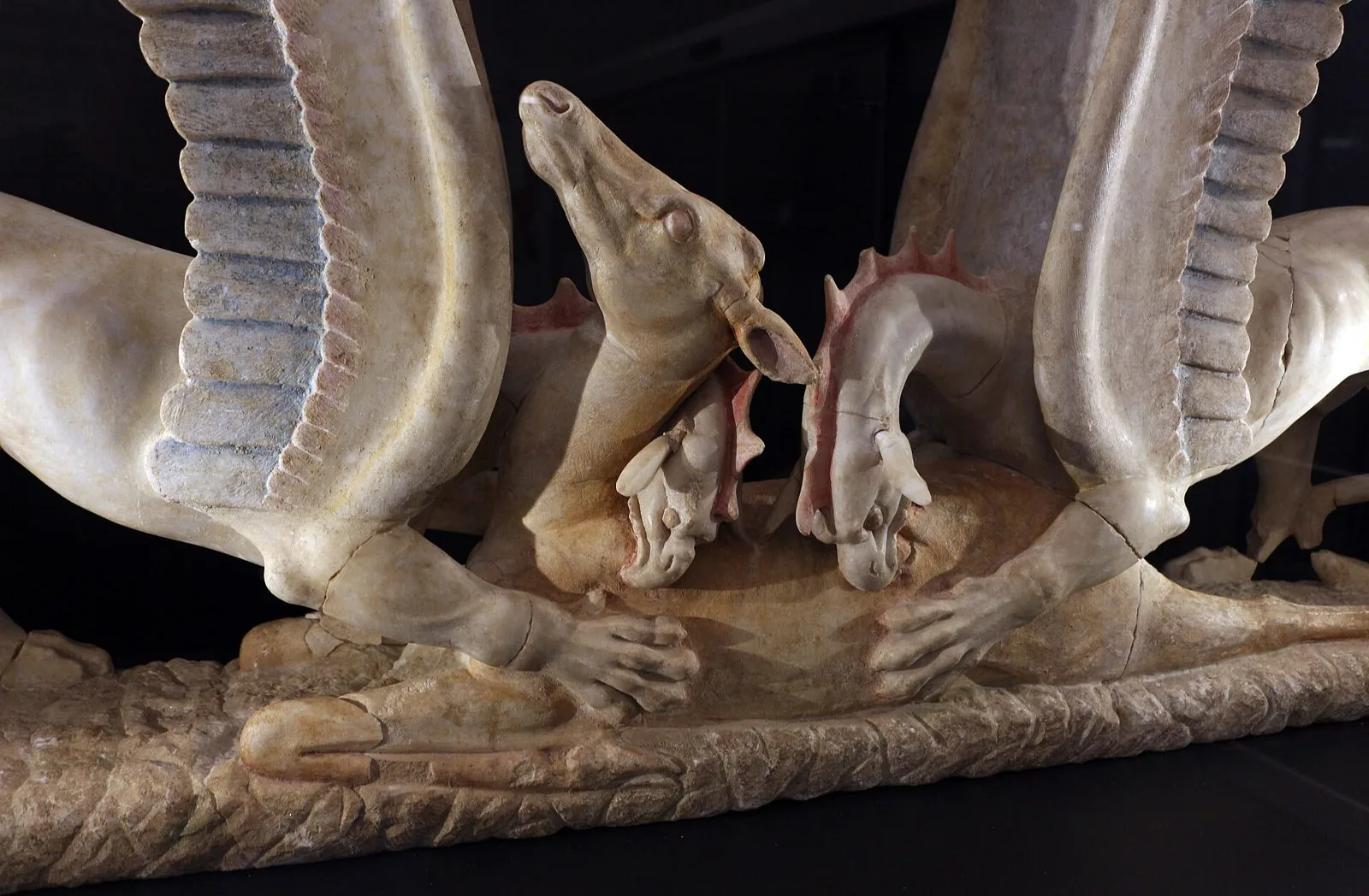 Il trapezophoros in marmo con due grifoni alati che sbranano una cerva, con tracce di colore rosso