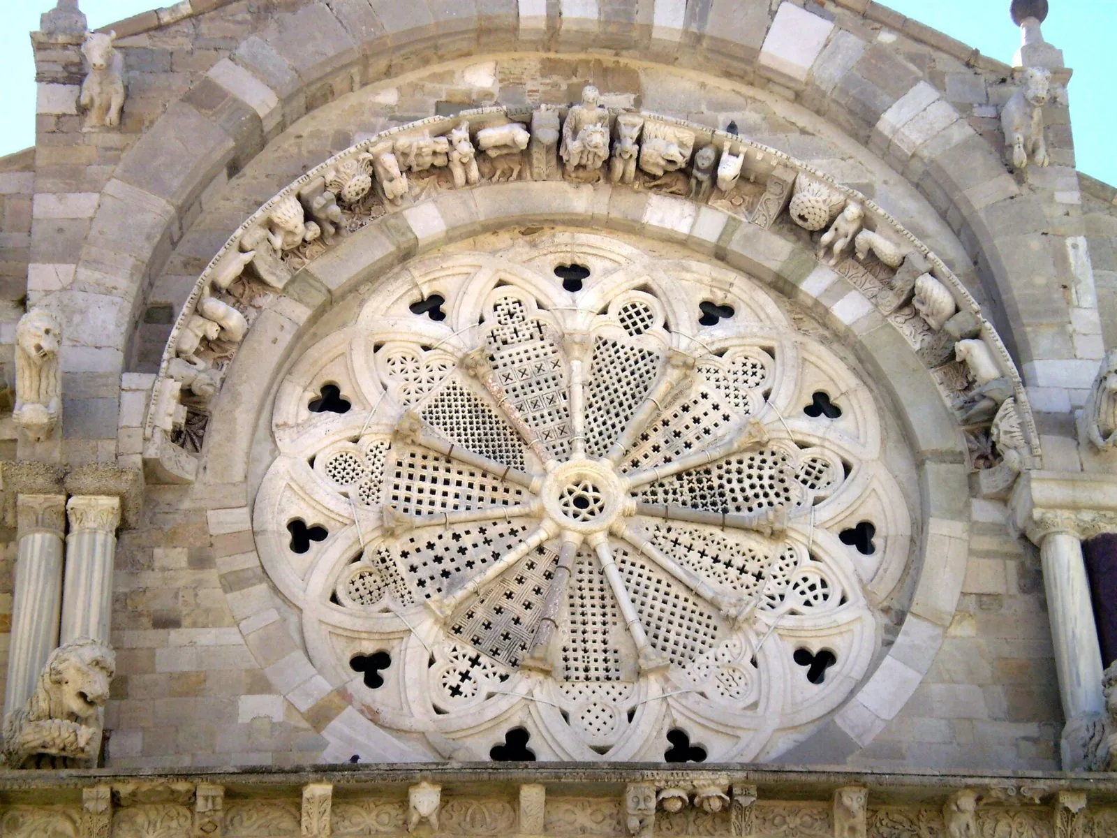Il rosone in pietra traforata della cattedrale di Troia con l'archivolto scolpito a figure di animali